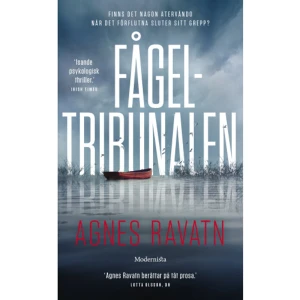Fågeltribunalen (pocket) - »Isande psykologisk thriller.« | Irish Times »Har en olycksbådande atmosfär som kryper in under huden.« | Crime Fiction Lover»Ravatn berättar på tät prosa.« | Lotta Olsson, DNTV-profilen Allis Hagtorn tvingas efter en offentlig skandal lämna sin partner och sitt jobb. På flykt från storstaden och allmänhetens blickar tar hon tjänst som trädgårdmästare och hushållerska i ett ensligt beläget hus vid en fjord. Men hennes arbetsgivare börjar snart uppvisa ett olustigt beteende. Plötsligt står den vresige, tystlåtne mannen bakom hennes rygg. Eller iakttar henne från ett fönster. Allis börjar undra över vad han ägnar sig åt i sitt noga tillslutna arbetsrum. I väntan på att mannens hustru ska komma tillbaka från en resa utvecklas deras tysta, obekväma möten till en isande relation. Och det blir alltmer uppenbart att ett försök att gottgöra tidigare synder inte alltid är tillräckligt... AGNES RAVATN är en norsk författare, född i Ølen, Rogaland. Den prisbelönta spänningsromanen Fågeltribunalen, som gjort succé både i Norge och internationellt, är den första av hennes böcker som kommer ut på svenska. »Spännande, atmosfärisk och isande vacker. Jag var som trollbunden.« | Amanda Jennings»Inte ens den obevekligt illavarslande atmosfären kan förbereda en för den upplösning som ska komma.« | Publishers Weekly »Uppslukande, briljant.« | Sarah Hillary     Format Pocket   Omfång 189 sidor   Språk Svenska   Förlag Modernista   Utgivningsdatum 2021-02-16   Medverkande Cajsa Mitchell   ISBN 9789178938278  