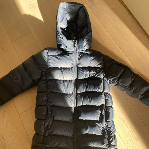 Peak performance dun jacka - St 170 navy i mycket gott skick använd endast 2 månader