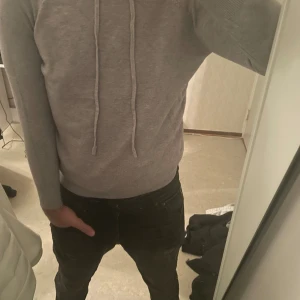 Grå merinoull hoodie  - Tja säljer denna ljusgråa merinoull hoodien. Helt oanvänd då den sitter väldigt tajt på mig och jag råkat köpa fel storlek. Inga defekter på denna hoodie. Skicket på denna hoodie är 10/10 då den är helt oanvänd. Har ni frågor så är det bara o ställa🙌⚫️Tar inte emot returer
