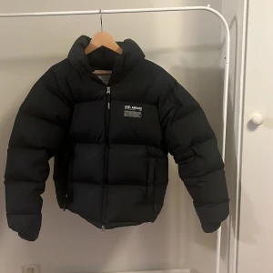 Svart pufferjacka från Axel Arigato - Säljer en svart pufferjacka från Axel Arigato i storlek XS men passar s/m Den är i mycket bra skick. Nypris ca 4500.