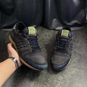 Valentino rockrunner - Säljer nu dessa feta valentino rockrunners || skorna är använda men inga större defekter funktionerligt || skick 7/10 || endast skorna medföljer vid köp || hör av dig vid frågor eller funderingar! || mvh || 