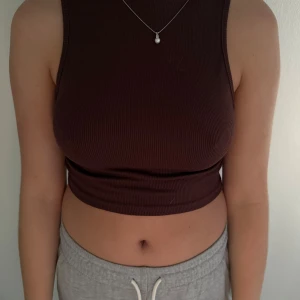 Brun topp - Brun haltherneck topp med öppen rygg från shein. Tunt och stretchigt material. Storlek S