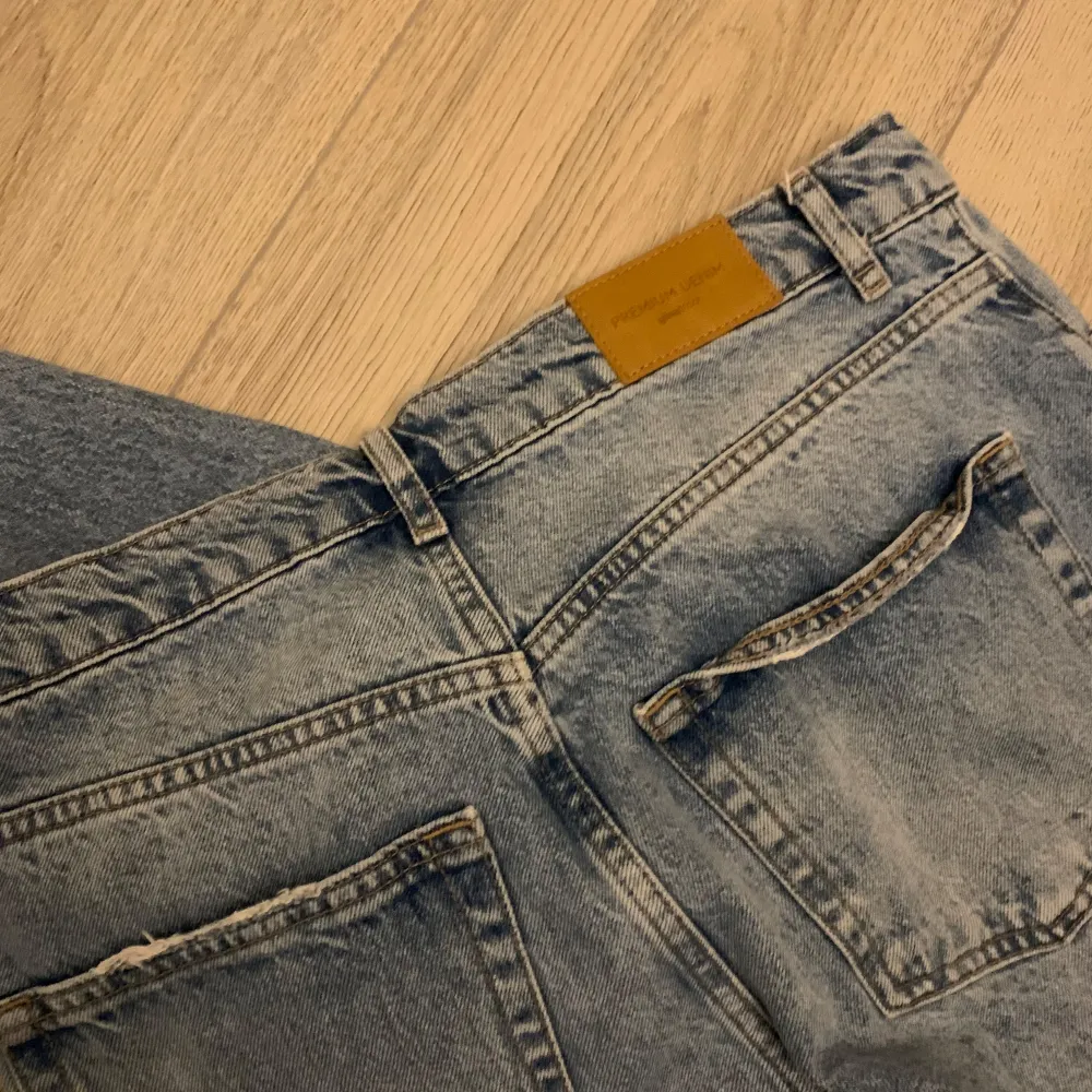 Hyfsat baggy jeans i mycket bra skick, använd rätt många gånger men syns knappt. Köpta på Gina Tricot . Jeans & Byxor.