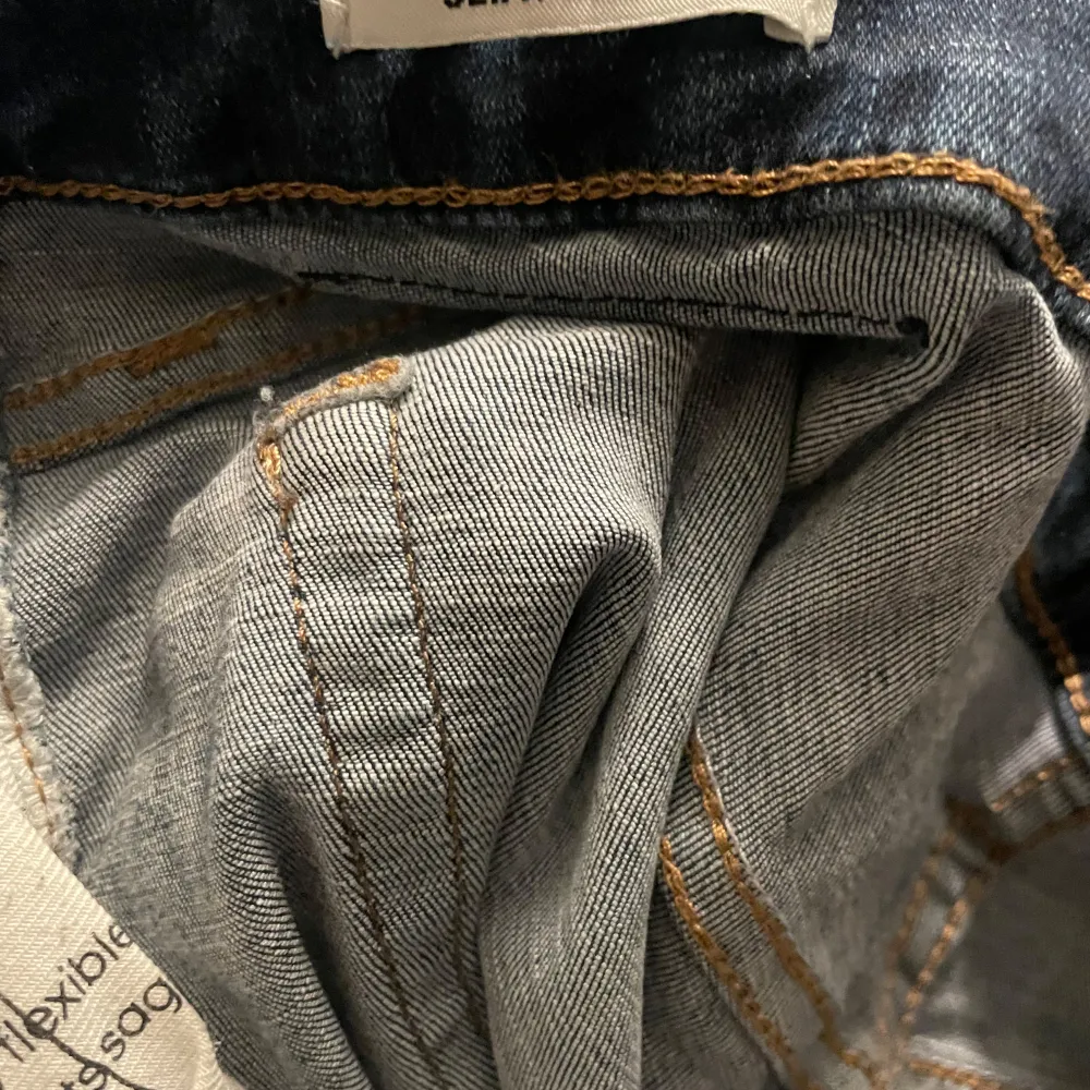 Feta jeans i slim fit. Jeansen är i storlek 32/32. Helt felfria jeans, sitter som dem nuvarande trendiga jeansen.  8/10 condition. Ställ frågor! . Jeans & Byxor.