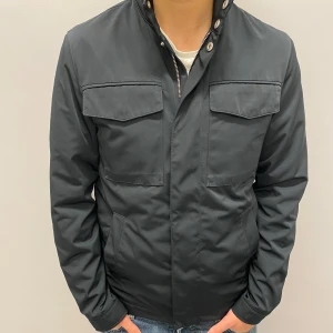 Fieldjacket från autograph S - Tjena! Säljer nu en riktigt fet field jacket från märket autograph, den är svart och passar med allt. Jag är 176, 74 kg. Ni får jätte gärna buda och ställa frågor