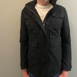 Fieldjacka  - Riktigt snygg field jacka, I storlek S. Modellen på bilden är 185 cm och väger 79 kg, den är lite tajt runt midjan och kring bröstet och lite kort i armarna men sitter bra i längden! 