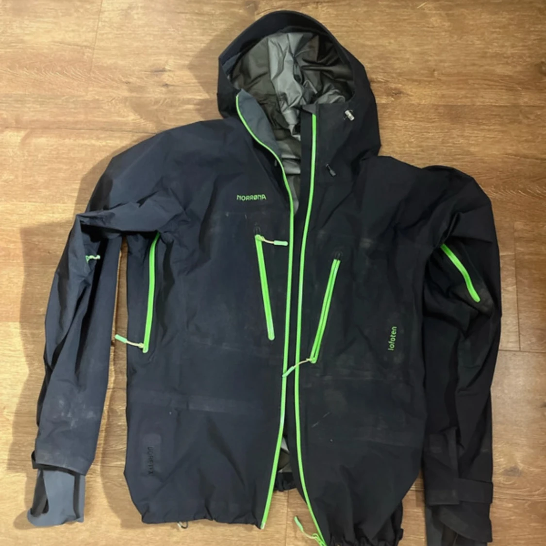 Svart vindjacka från Norrøna