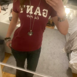 GANT T-shirt  - Den perfekt mörkröda GANT T-shirten i storlek S. Passar perfekt till lågmidjat till exempel då den slutar precis vid höfterna men går också att vikas upp som på andra bilden. Jätte fin, skriv vid frågor! 💗🤗