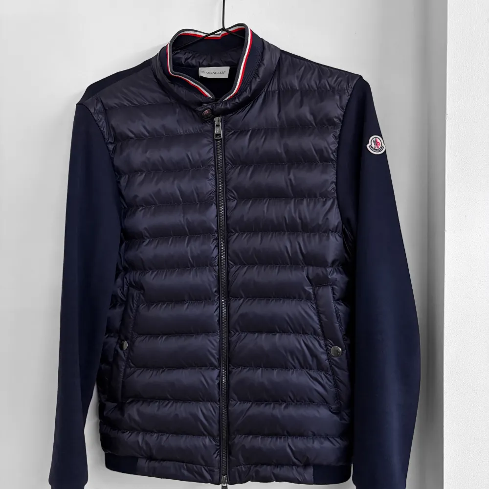 En navy blue Moncler Cardigan i utmärkt skick. Äkta såklart. Den är inköpt från en leverantör. Storlek: S  Skick: 4/5 (nästan helt ny) PRISET KAN DISKUTERAS . Jackor.