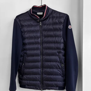 Moncler Cardigan - En navy blue Moncler Cardigan i utmärkt skick. Äkta såklart. Den är inköpt från en leverantör. Storlek: S  Skick: 4/5 (nästan helt ny) PRISET KAN DISKUTERAS 
