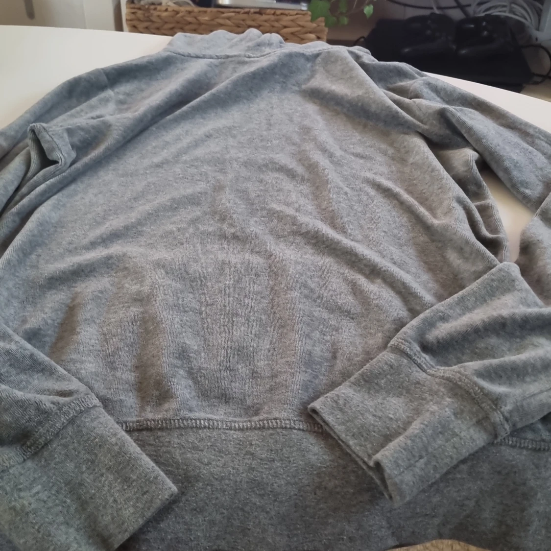 Grå hoodie från H&M - 90