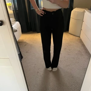 Svarta kostymbyxor - Säljer ett par svarta kostymbyxor i mycket bra skick. Dom sitter verkligen super snyggt. Dom har hög midja och rak passform. Jätte bekväma!!! Storlek 34 men är väldigt stretchiga och passar mig som normalt har 36/s i byxor.  Hör av er vid frågor!!