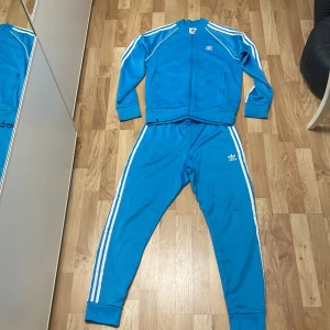 Adidas tracksiut  - Säljer denna Adidas tracksiut eftersom den har inte längre nån användning. Om du har några frågor så är det bara att skriva.