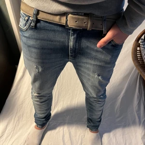 Slim ripped dondup liknande jeans  - Skitsnygga jeans snyggt slitage!! Inga defekter. Passar dig som är 165 (+/- 5cm) 