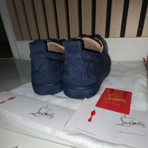 Christian louboutins navy blue  - Dessa feta skorna är helt oanvända. Passar till alla säsongen. Finns storlek 42 och 43. Skriv får mer information 