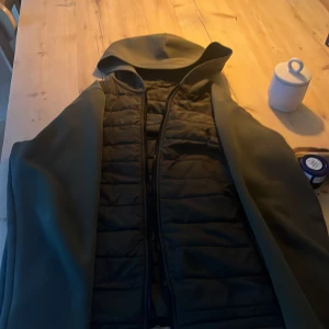 Ralph lauren cardigan  - Super fin grön cardigan i strl large använd en vinter inget hål eller något 