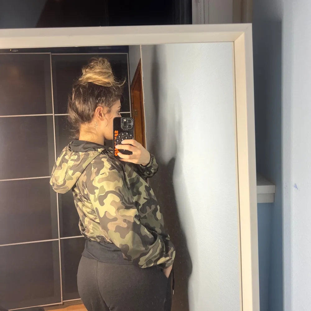 Säljer en snygg camouflage bomberjacka från Bershka i storlek S. Jackan har dragkedja och är perfekt för höst och vår. Den är i mycket bra skick och har en cool, avslappnad stil. Passar perfekt för en casual look eller när du vill sticka ut lite extra!. Takit.