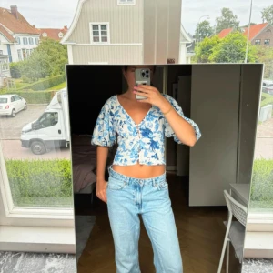 Blåvit blommig blus - Superfin