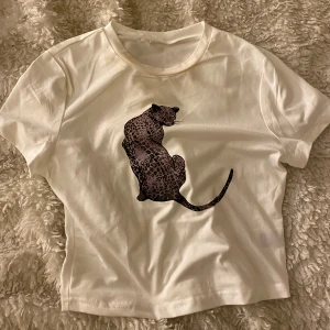 Leopard tröja  - Helt oanvänd ändats testad. Kommer inte skicka bilder på då den inte passar mig.