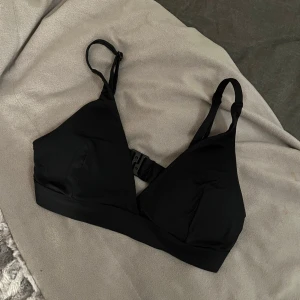 bikini topp lindex  - Bikini topp från lindex med ilägg, använd max en gång så i super fint skick! står storlek 40 men är som en 34/36 💕