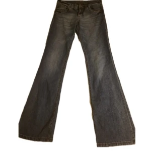 low waist bootcut jeans - innerbenslängd: 80 midjemått: 39