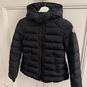 Moncler jacka  - Nu säljer jag denna fina moncler jacka i storlek 12 år! Den är i mycket bra skick. En knapp saknas på innerfodret men är lätt åtgärdad . Den funkar även som skidjacka då materialet inte är så ömtåligt och det finns plats för liftkort på vänster arm!