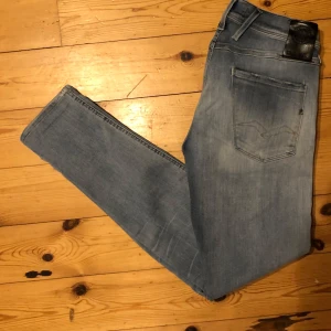 Replay Anbass - Replay Anbass Hyperflex Jeans - Pris: 499kr - Storlek: W30 L30 - Bra skick utan defekter 9/10 - Hör av er för mer information!