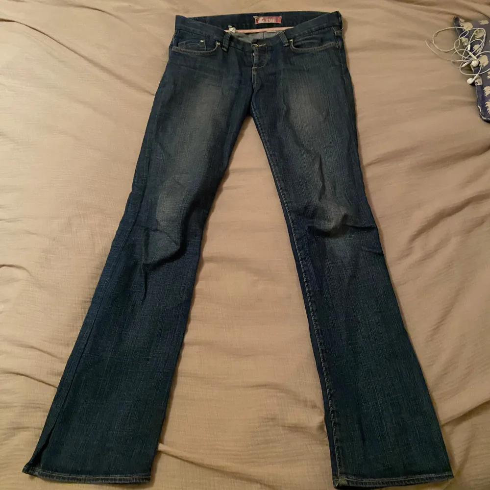 Säljer ett par snygga mörkblå jeans i bootcut-stil. De är lågmidjade och har en klassisk femficksdesign.  Är långa då jag är 180cm. Vintage hm jeans. Jeans & Byxor.