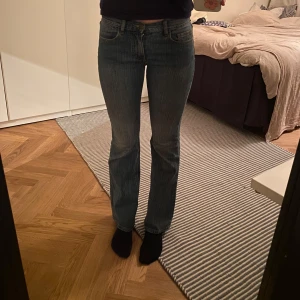 Blå bootcut jeans - Säljer ett par snygga blå bootcut jeans i bra skick. De är lågmidjade och har en klassisk femficksdesign. Perfekta för både vardag och fest! Långa då jag är 180cm