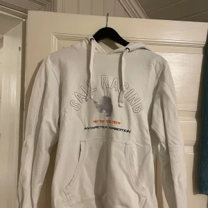 Vit hoodie från Sail Racing - Säljer en snygg vit hoodie från Sail Racing. Tröjan är i ganska bra skick och storleken är Medium.