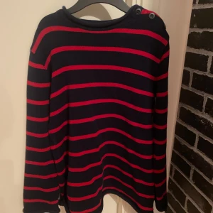 Stickad tröja - Jätte fin tröja!! Köpt här på Plick o vara använd ett fåtal gånger. Jätte mysig nu till hösten 🥰Storlek L men passar mig som brukar ha XS/S