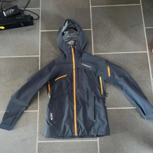 Peak performance skidjacka - Peak performance Heli Alpine skidjacka Gore tex. Knappt använd så är i nyskick.