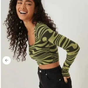  NA-KD × Amelie Star  - Säljer en finstickad tröja från Amelie Star × NA-KD. Den är croppad och har långa ärmar. Toppen är i mycket bra skick. Storlek: XS  Skickas inslagen i silkespapper i vattentätt paket.   Skicka pm för fler bilder. 