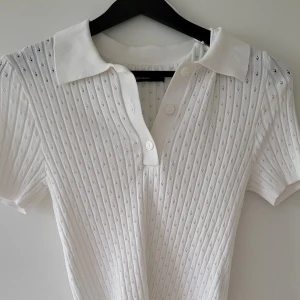 Vit pikétröja från Bik Bok - Säljer en superfin vit pikétröja från Bik Bok i storlek S. Den har ett diskret mönster och knappar framtill. Använd 1 gång så I bra skick. Stretching. Storlek: S  Skickas inslagen i silkespapper i vattentätt paket.   Skicka pm för fler bilder. 