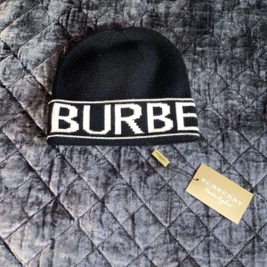 Burberry mössa - Helt ny, bra skick, bra nu till vintern. Jag säljer den eftersom att den passade inte så bra mitt huvud. Pris kan diskuteras.