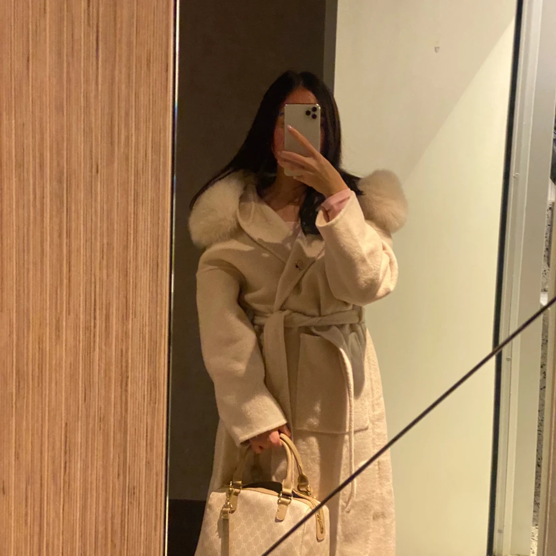 Beige kappa med pälsdetaljer - 91