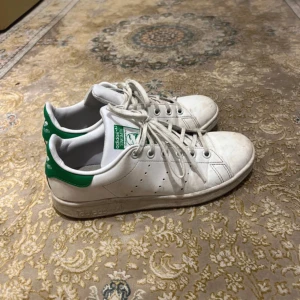 Adidas Stan Smith sneakers - Säljer dessa skor då de inte kommer till användning. Endast använt dessa när jag har gått på promenad, nu är inte dessa jätte fräscha men kan bli fin om man tar papper och vatten bara!