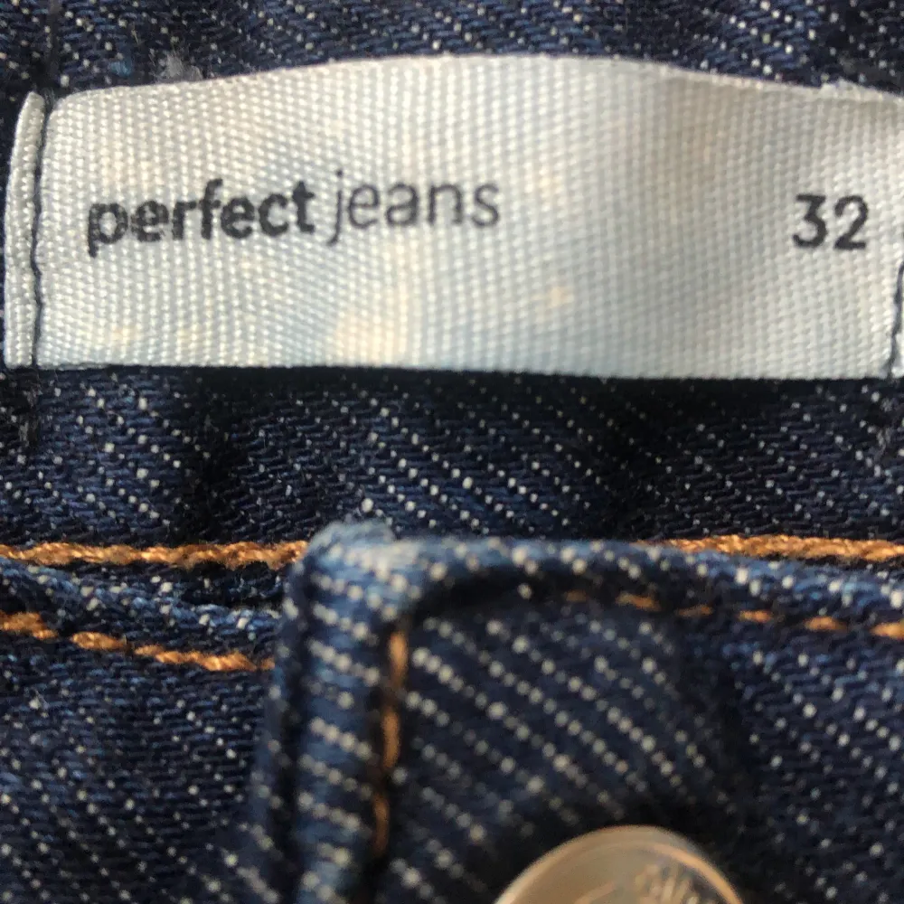 Lågmidjade baggy jeans från Gina tricot. Använda flera gånger men ser i princip nya ut💕 Midjemått: 36cm  Innerbenslängd: 76-77cm. Jeans & Byxor.