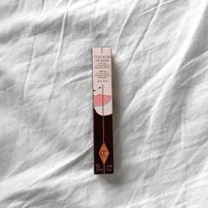 Helt ny Charlotte Tilbury Lip Bath Lip Plumper i färgen ”ROSY GLOW”. Köptes på Sellpy i ”Nytt” skick, har aldrig kommit till användning! Förpackningen till blushen var trasig när jag fick hem den, har tejpat ihop den! Nypris 459kr! FÖRST TILL KVARN!