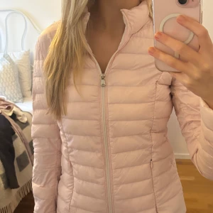 Ljusrosa pufferjacka / träningsjacka  - Säljer en superfin ljusrosa pufferjacka från 48-7 sweden men köpt på sellpy. Den är i mycket bra skick och perfekt för höst och vår. Storlek dam xs.