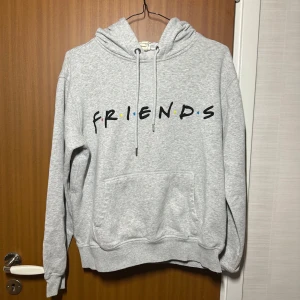 Friends hoodie  - Använd, allmänt bra skick, ett litet hål vid fickan, knappt synlig, går att fixa lätt, inga stora skador, mysig, perfekt för myskväll 