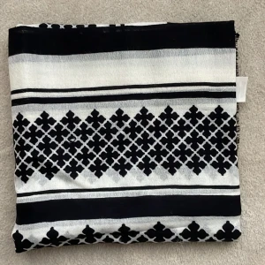 By malene Birger sjal - Så cool sjal från by malene Birger. Aldrig använd så väldigt fint skick. Pris kan diskuteras!💖