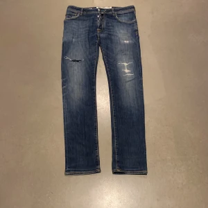 Jacob cohen jeans - Säljer nu mina otroligt snygga jacob cohen jeans som är i den populära modellen, 622 Comfort. Byxorna är i nyskick, 9/10. Storlek 34. Tveka inte på att höra av dig vid minsta fundering 
