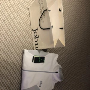 Hugo boss zip - Hugo boss zip tröja som köptes för 2699kr ifrån butik i Johnells.  Storlek S Använd ett fåtal gånger Kvitto samt Johnells påse medföljer Har för mig att det fanns en liten fläck på tröjan men hittar den inte längre efter en tvätt 