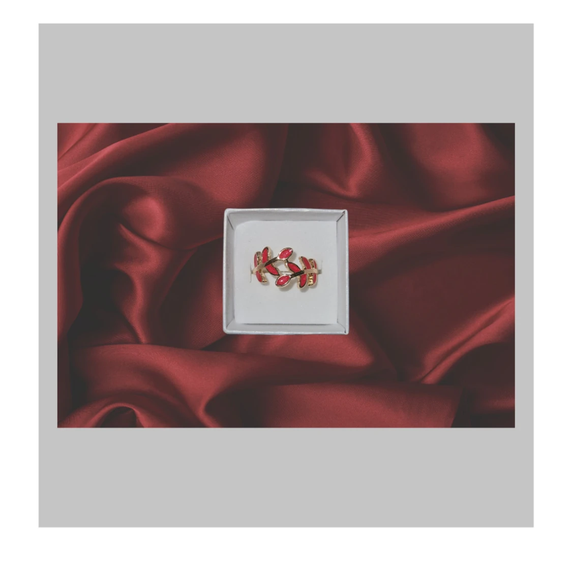 Guldring med röda detaljer