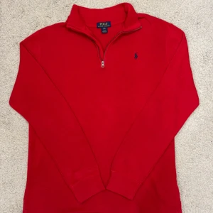 Röd Halfzip Tröja från Ralph Lauren - Märke: Polo Ralph Lauren Storlek: XL (18-20) för barn men passar S-M Herr Färg: Röd Skick: Mycket bra skick 