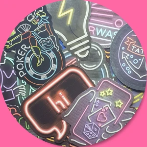 18 Coola Stickers - 18 stycken riktigt coola (neonskyltar) stickers / klistermärken.  Mått på dem ligger mellan 6-7cm. Titta igenom alla mina upplagda och köp fler saker i bundle för att spara på frakten och få allt du köpt i ett och samma paket.