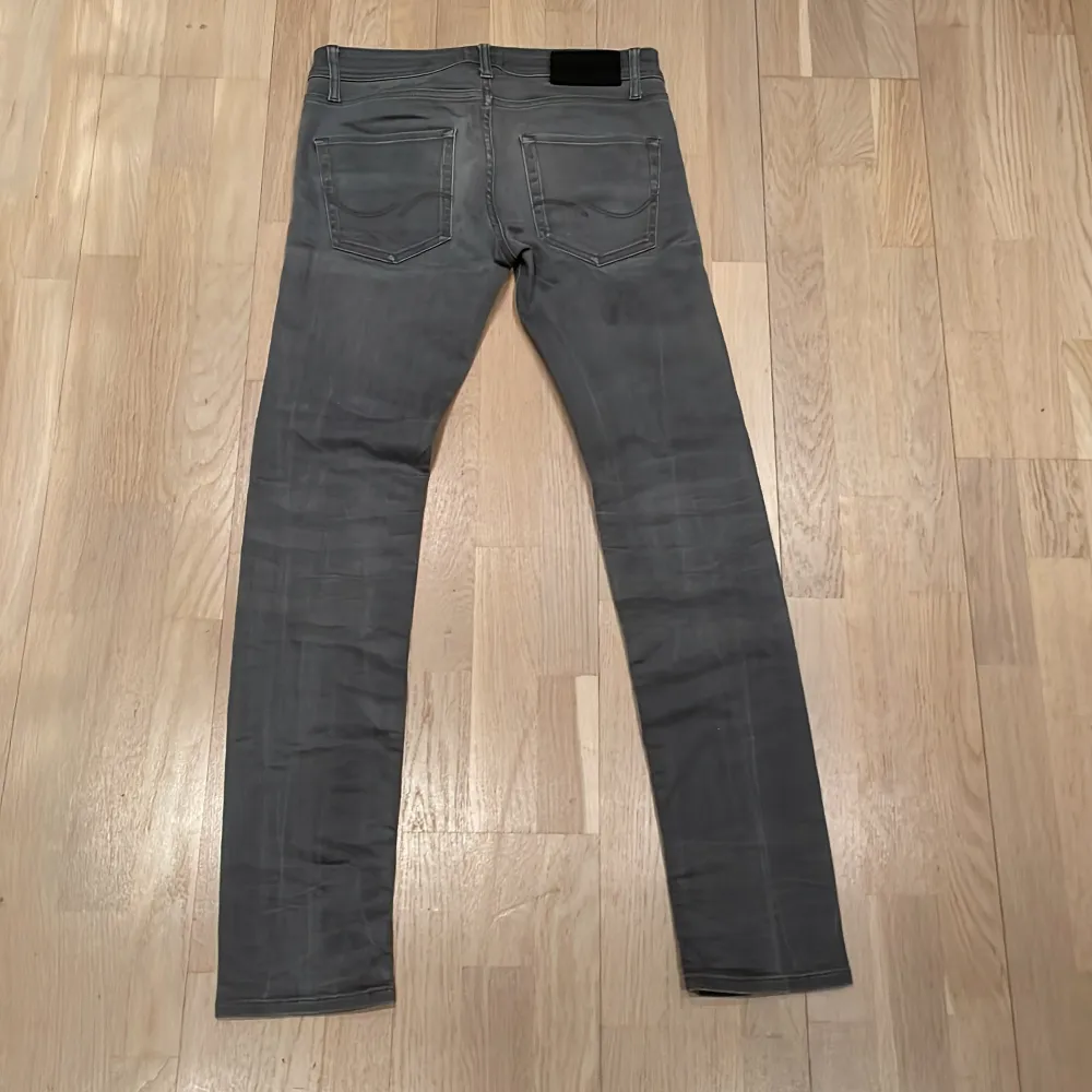 Helt nya Jack & Jones jeans i slim fit Helt oanvända  Säljer de för att de inte passade mig  Storlek 30 34 nypris 999 Pris kan diskuteras. Jeans & Byxor.