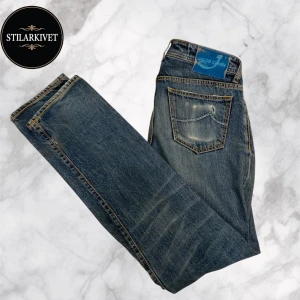 Jacob Cohen Jeans - Säljer nu dessa stilrena Cohen Jeansen. ”Straight fit”, mycket bra skick, 9/10. Nypris på dessa är runt 4000kr och vårat pris är det endast 699kr. Vid en snabb affär kan vi förhandla om priset. Hör bara av er vid frågor! W32 men uppskattningsvis L34