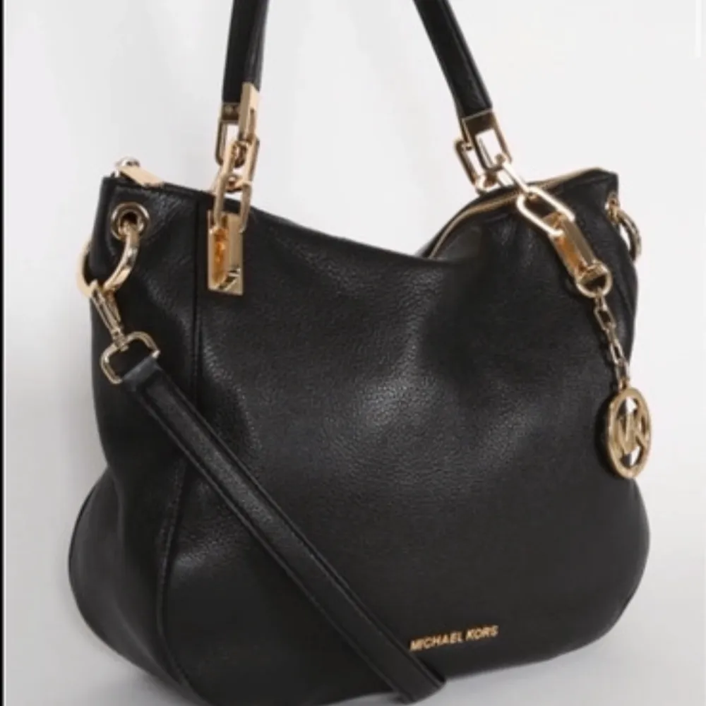 Säljer denna Michael Kors Väska då den inte riktigt är min stil. Den går även inte att få tag på längre. Helt oanvänd med dustbag. Orginalpris 8 500kr🖤 Pris kan diskuteras, tveka inte på att skriva om ni har frågor🖤. Väskor.